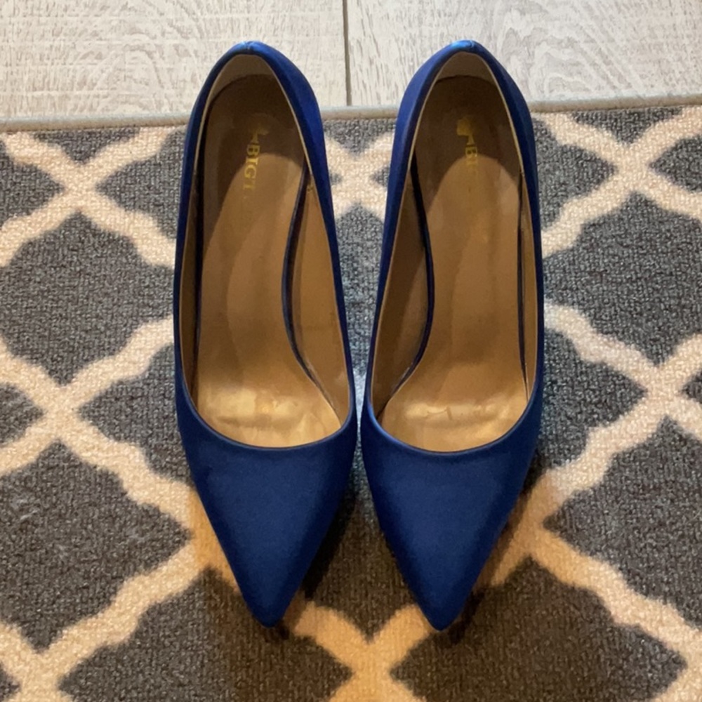 Elegant satin pumps
